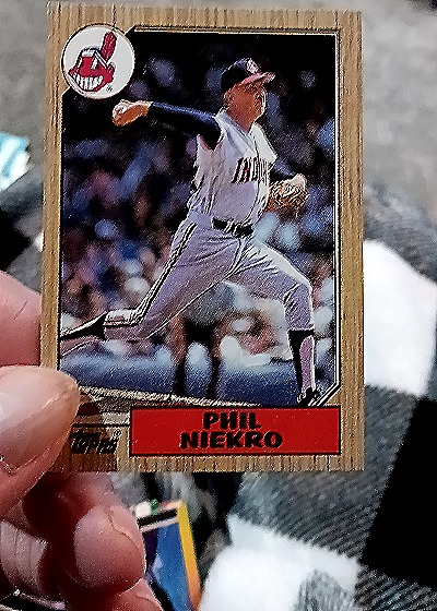 1987 Topps #694 Phil Niekro — front