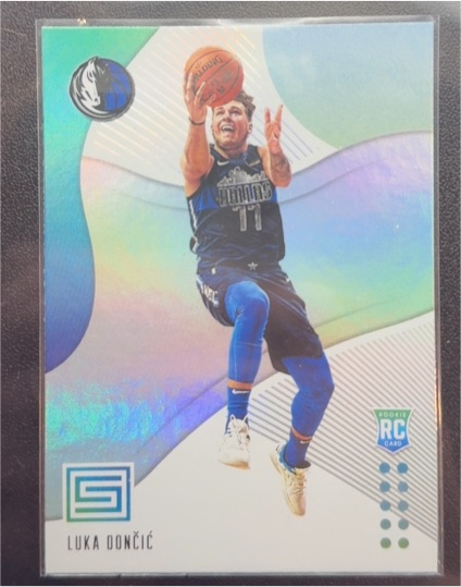 2018-19 Panini Status #122 Luka Dončić Rookie Card — front