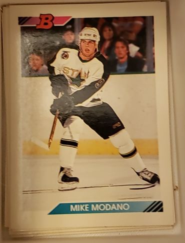 1992-93 Bowman #151 Mike Modano — front