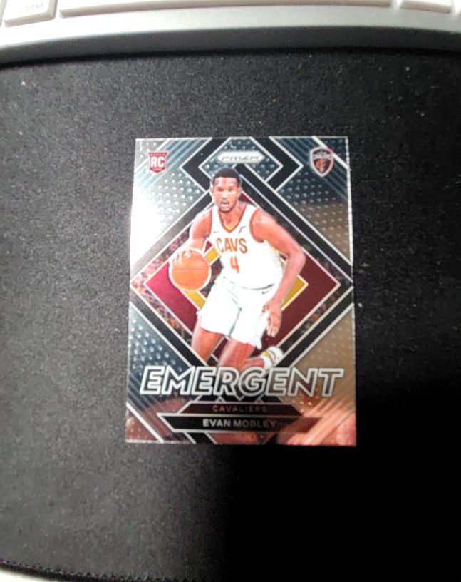 2021-22 Panini Prizm #9 Evan Mobley Emergent RC — front