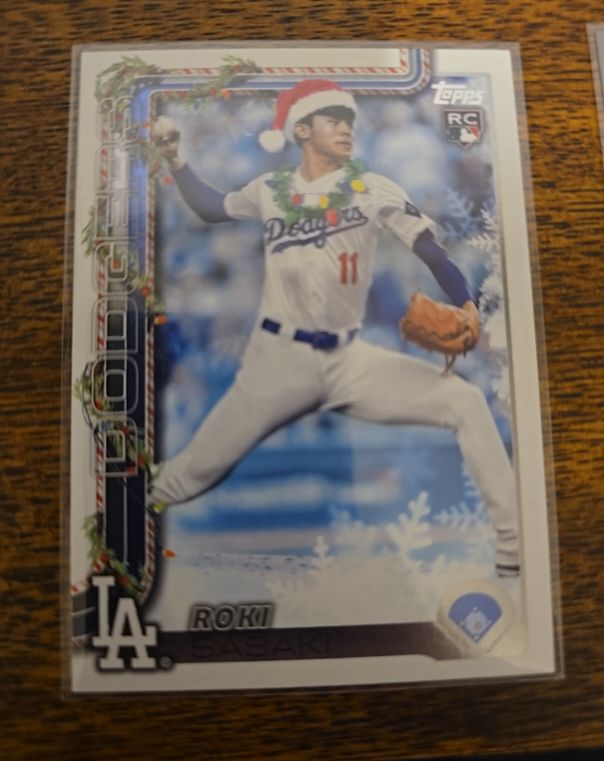 2025 Topps Holiday #H23 Roki Sasaki Santa Hat Image Variation — front