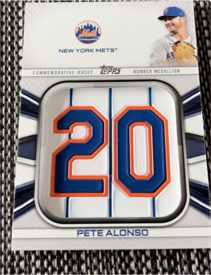 2022 Topps Series 1 #JNM-PA Pete Alonso Player Jersey Number Medallion — front