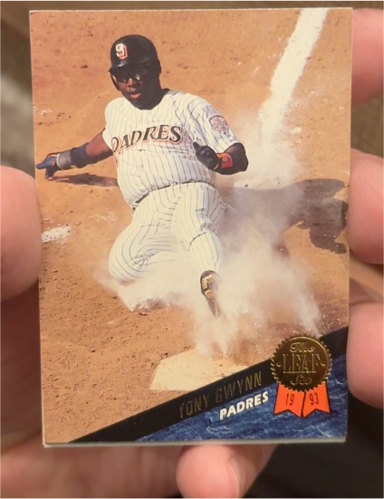 1993 Leaf #28 Tony Gwynn — front
