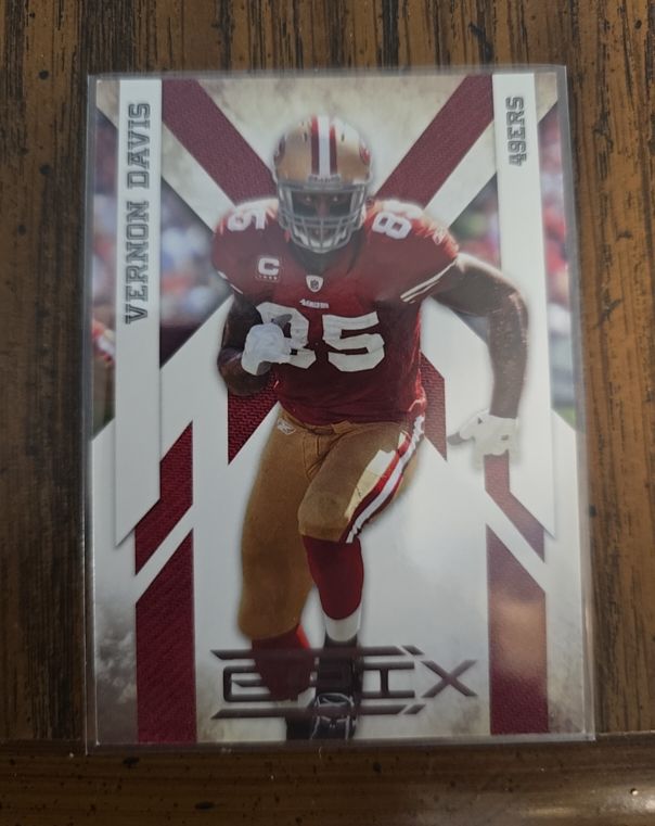 2010 Panini Epix #85 Vernon Davis — front