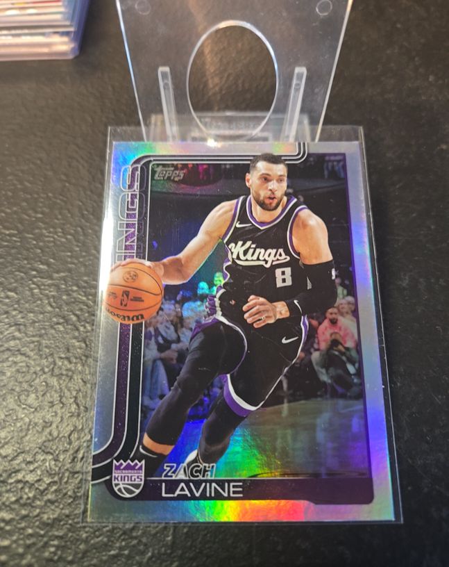 2022 Topps Zach LaVine #8 Sacramento Kings — front