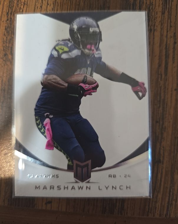 2013 Panini Momentum #42 Marshawn Lynch — front