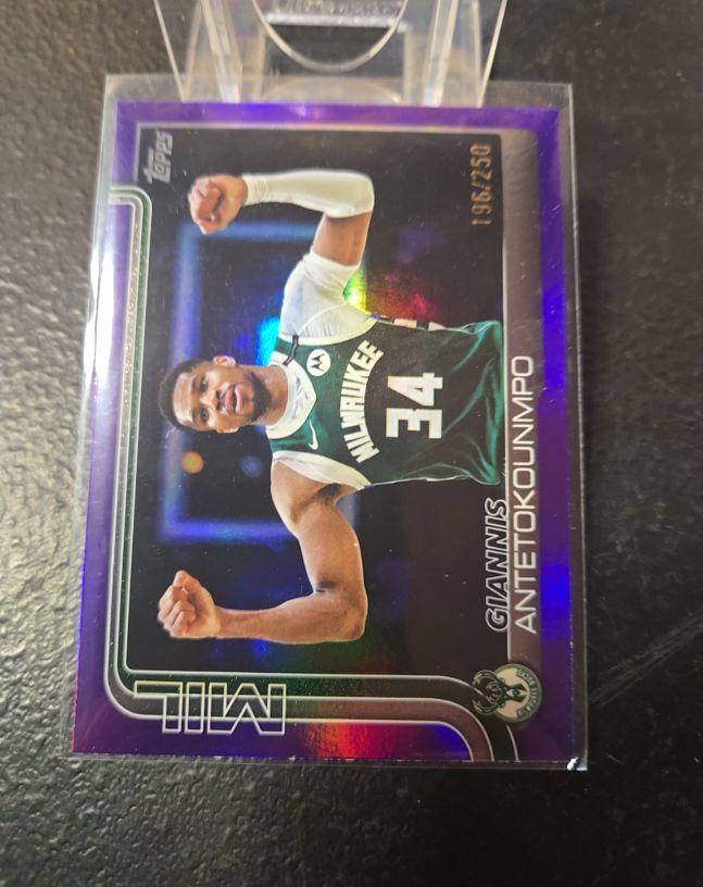 2025-26 Topps #54 Giannis Antetokounmpo — front