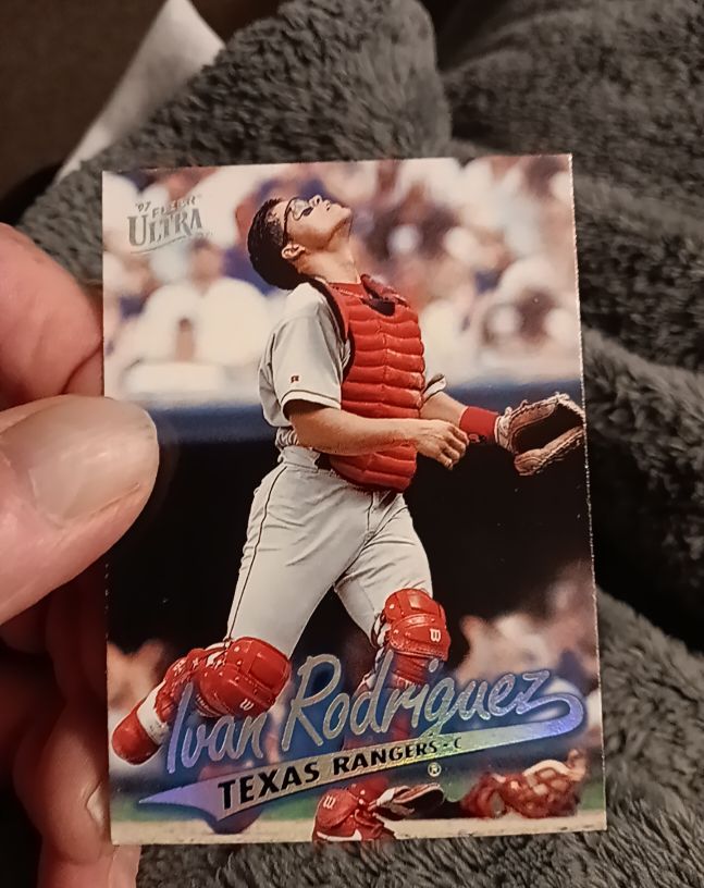 1997 Fleer Ultra #140 Ivan Rodriguez — front