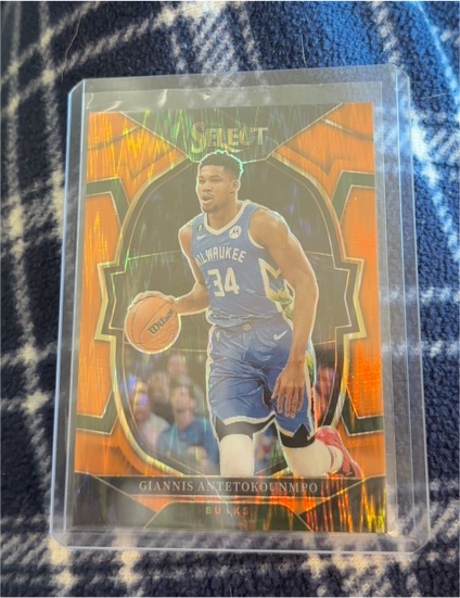 2022-23 Panini Select #61 Giannis Antetokounmpo — front