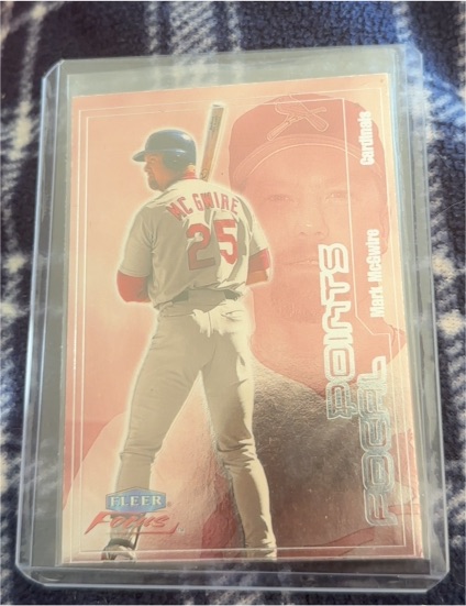 2000 Fleer Focal Points #1 Mark McGwire — front