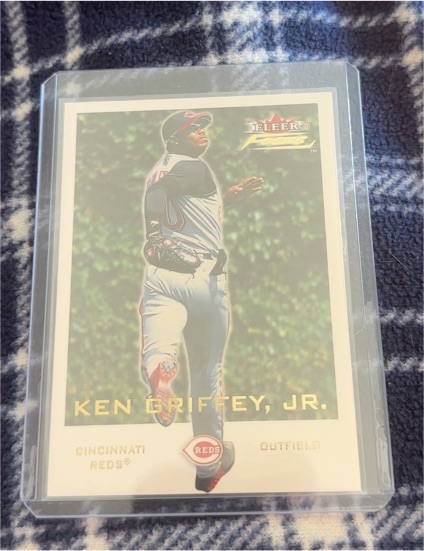 2001 Fleer Focus #3 Ken Griffey Jr. — front