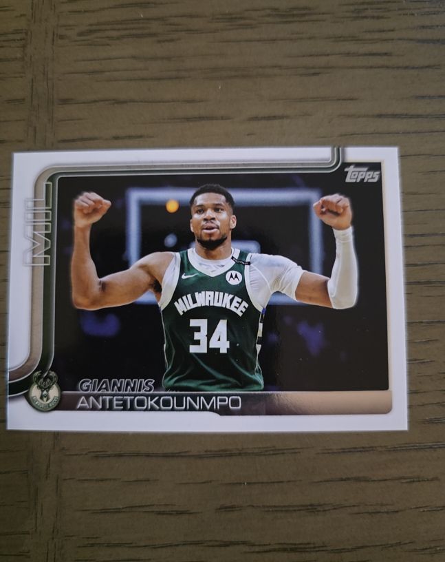 2025-26 Topps #54 Giannis Antetokounmpo — front