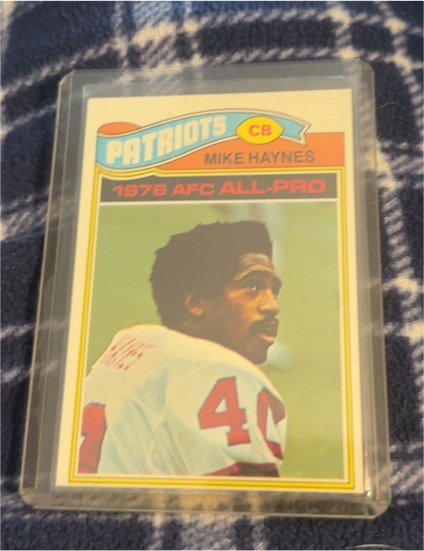 1977 Topps #50 Mike Haynes — front