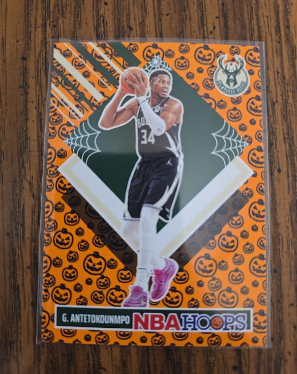 2024-25 Panini Haunted Hoops #288 Giannis Antetokounmpo Orange Pumpkin Tribute — front