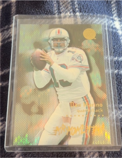 1996 Fleer Ultra #8 Dan Marino Mr. Momentum — front