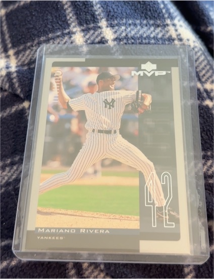 2001 Upper Deck MVP #42 Mariano Rivera — front