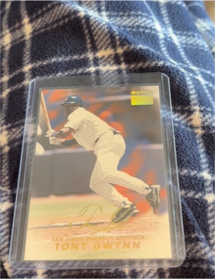 1999 SkyBox Premium #119 Tony Gwynn — front