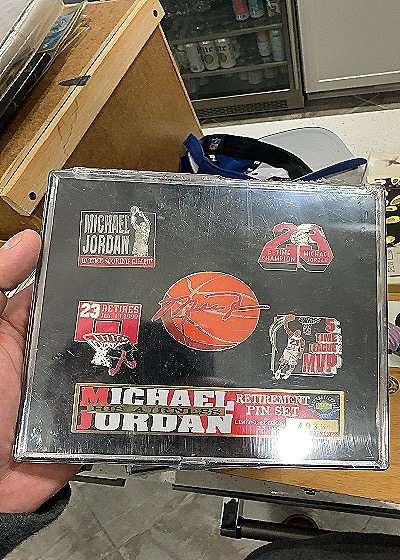 1999 Upper Deck Michael Jordan Retirement Pin Set — front