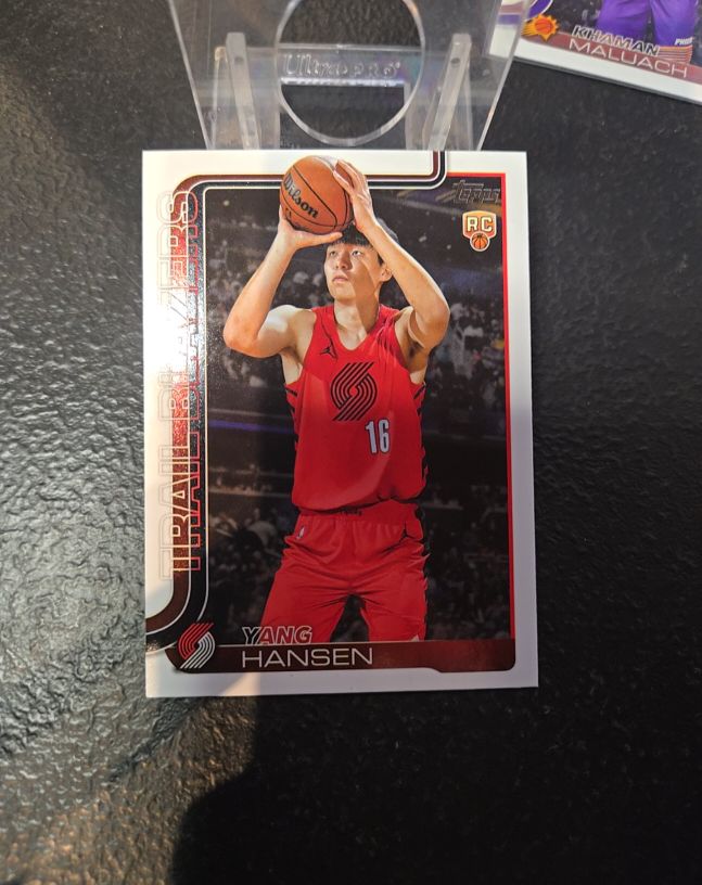 2025-26 Topps #216 Yang Hansen — front