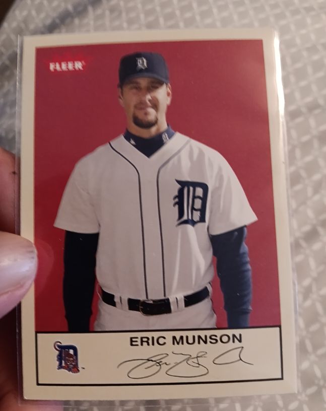 2005 Fleer # Eric Munson — front