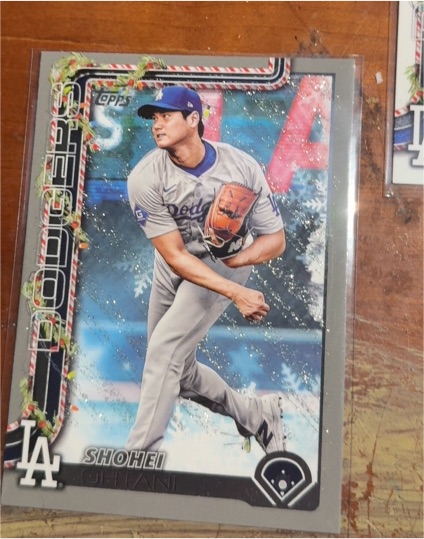2025 Topps Holiday #H1 Shohei Ohtani — front