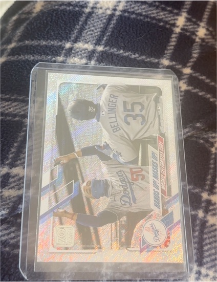 2021 Topps #303 Hands Up! Masks Up! Cody Bellinger — front