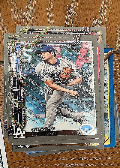 2025 Topps Holiday #H1 Shohei Ohtani — front