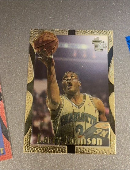 1994-95 Topps Embossed #11 Larry Johnson — front