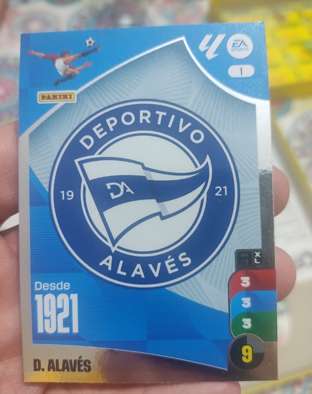 2024 Panini Adrenalyn XL #1 Deportivo Alavés — front