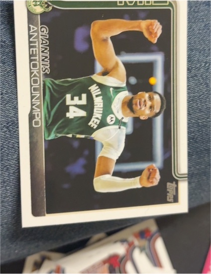 2025-26 Topps #54 Giannis Antetokounmpo — front