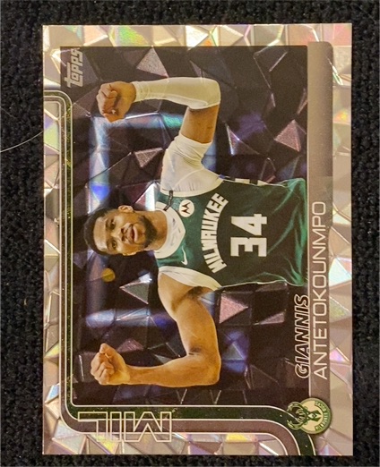2025-26 Topps Holiday #H43 Giannis Antetokounmpo — front