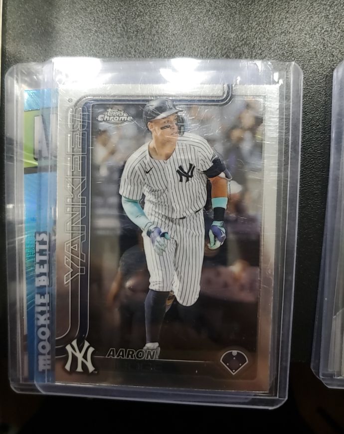 2025 Topps Chrome #300 Aaron Judge — front