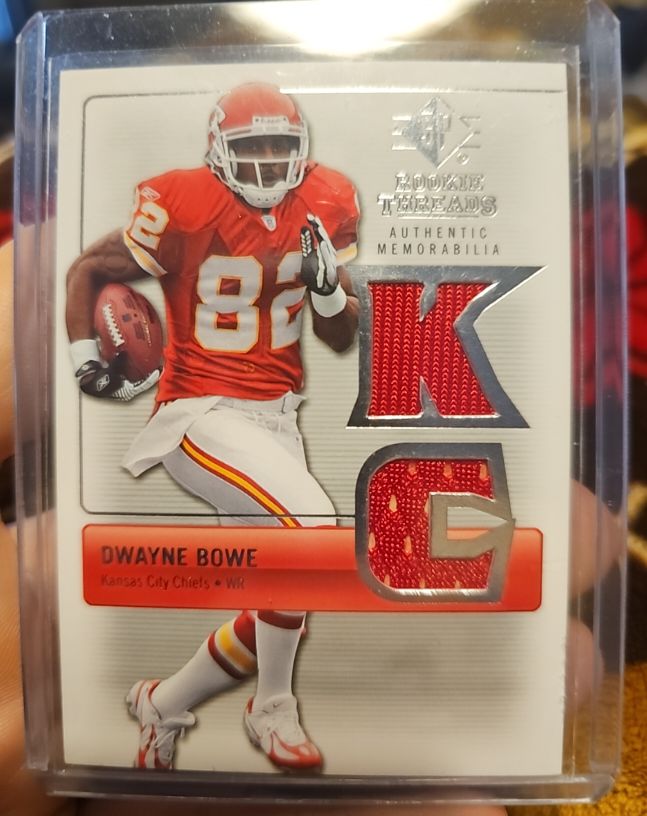 2007 SP Rookie Threads #RT-DB Dwayne Bowe — front