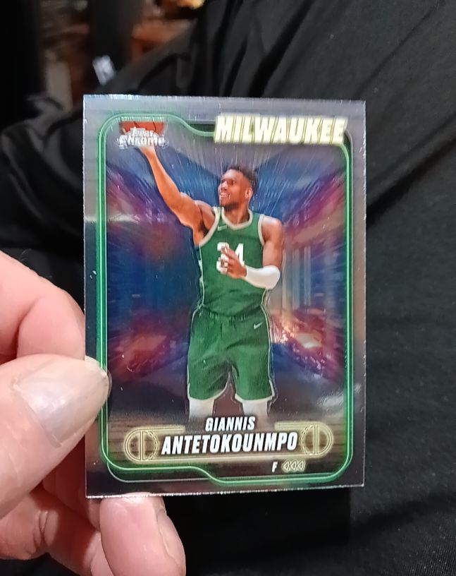 2024-25 Topps Chrome #41 Giannis Antetokounmpo — front