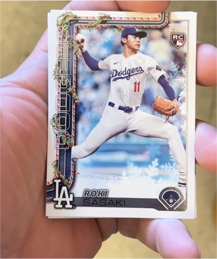 2025 Topps Holiday #H23 Roki Sasaki — front