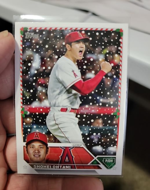 2023 Topps Holiday #H17 Shohei Ohtani — front