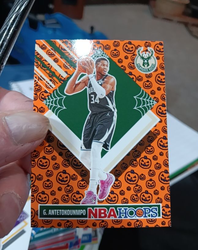 2024-25 Panini Haunted Hoops #288 Giannis Antetokounmpo Orange Pumpkin Tribute — front