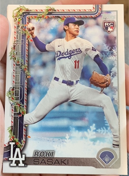 2025 Topps Holiday #H23 Roki Sasaki — front