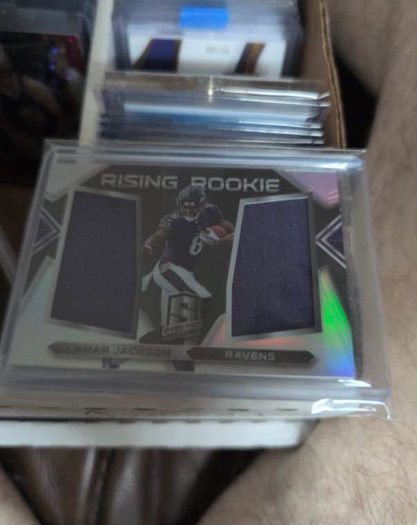 2018 Panini Spectra Rising Rookie Materials Lamar Jackson — front