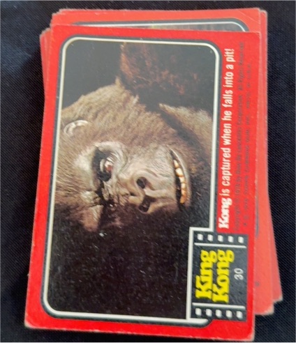 1976 Topps King Kong #30 Kong is captured when he falls into a pit! — front