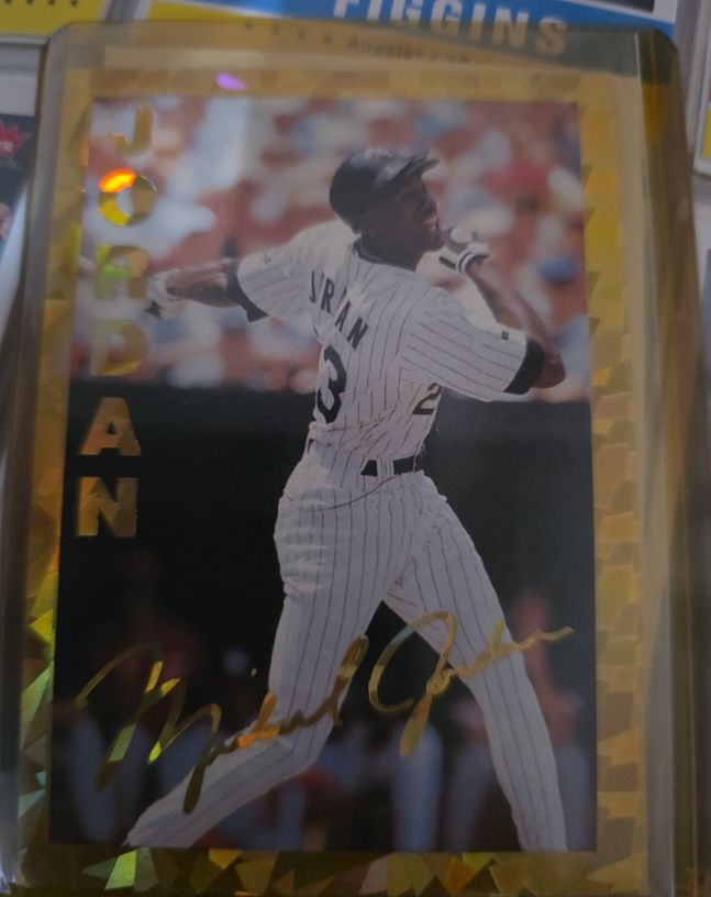 1993-94 Stadium Sports #69 Michael Jordan Rookie of the Year Gold Foil — front