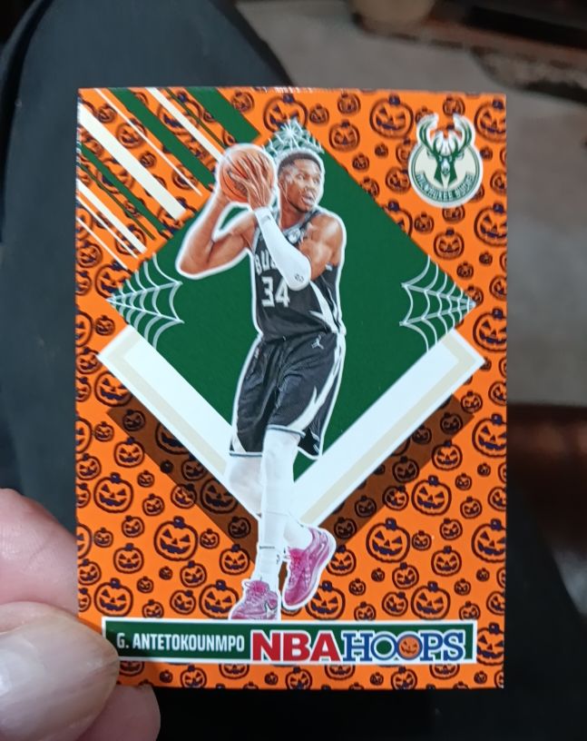 2024-25 Panini Haunted Hoops #288 Giannis Antetokounmpo Tribute Pumpkin Parallel — front