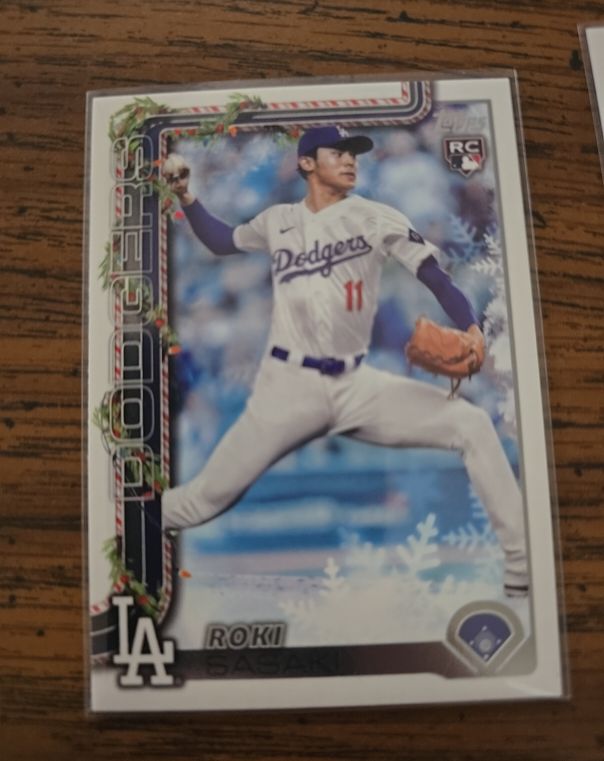 2025 Topps Holiday #H23 Roki Sasaki — front
