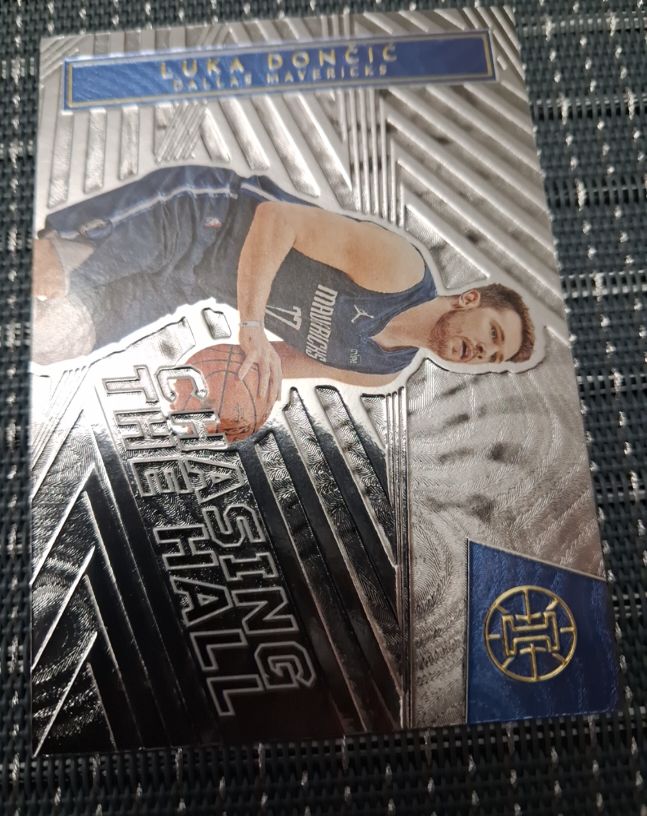 2021-22 Panini Illusions #7 Luka Dončić Chasing the Hall — front