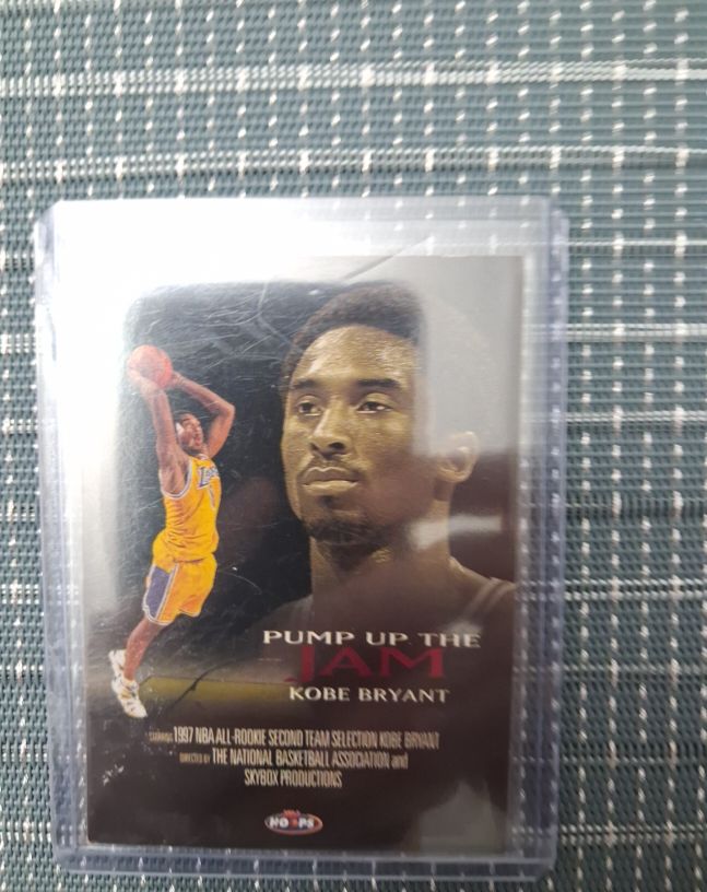 1998 Skybox Pump Up The Jam #4PJ Kobe Bryant — front