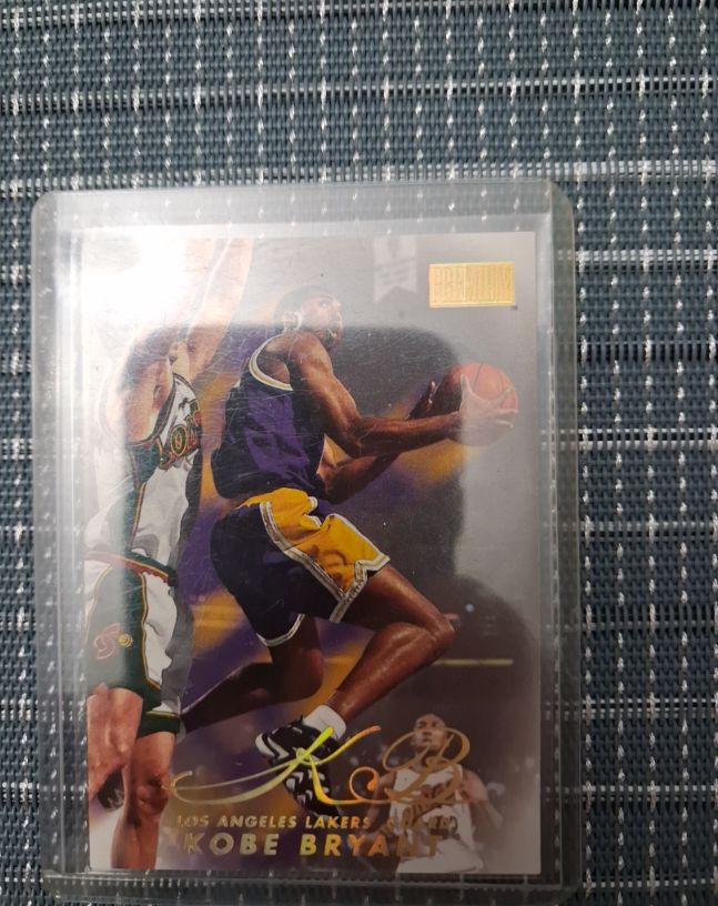 1998-99 Skybox Premium #44 Kobe Bryant — front
