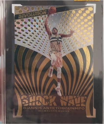 2018-19 Panini Revolution #15 Giannis Antetokounmpo Shock Wave — front