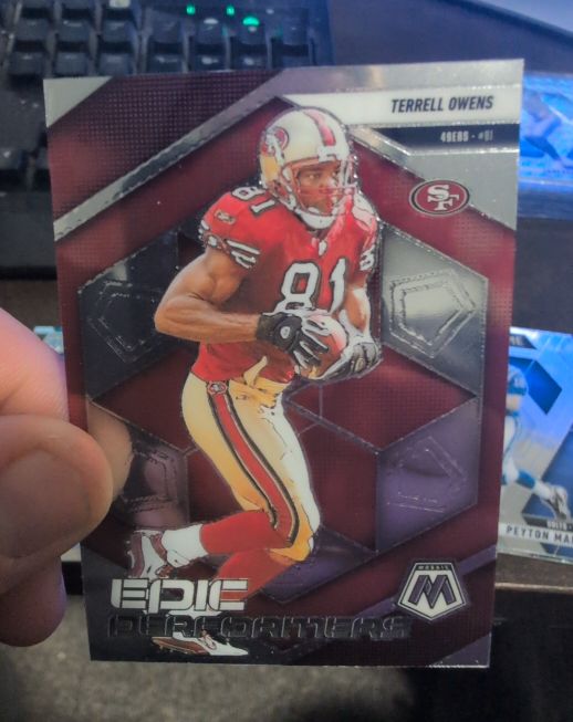 2025 Panini Mosaic Football #18 Terrell Owens Epic Performers — front