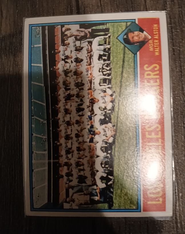 1976 Topps #46 Los Angeles Dodgers Team Walter Alston — front