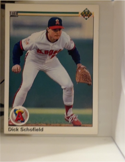 1990 Upper Deck #669 Dick Schofield — front
